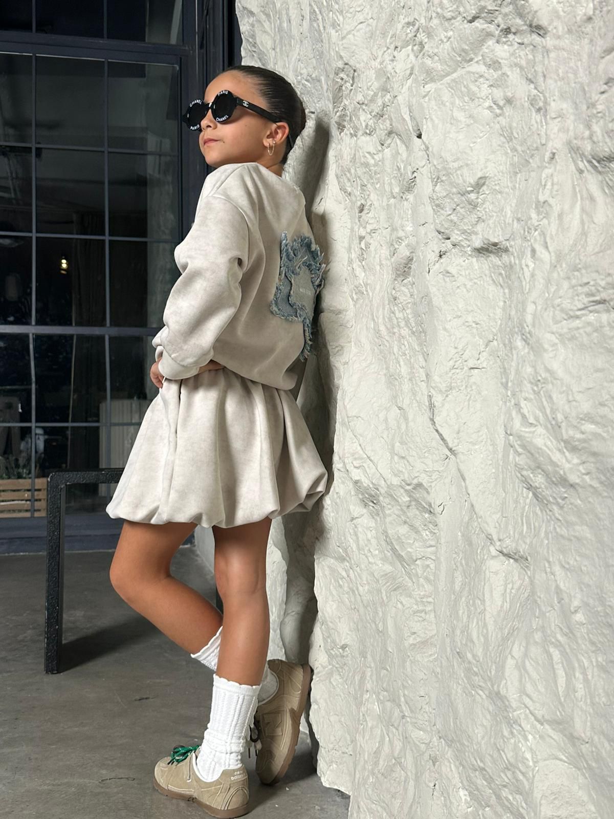 חליפה חצאית גזרה מדויקת בשילוב של פאץ ׳ בגב