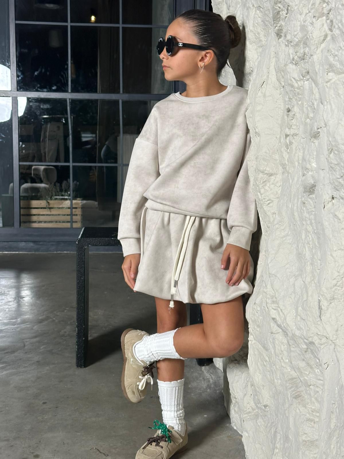 חליפה חצאית גזרה מדויקת בשילוב של פאץ ׳ בגב