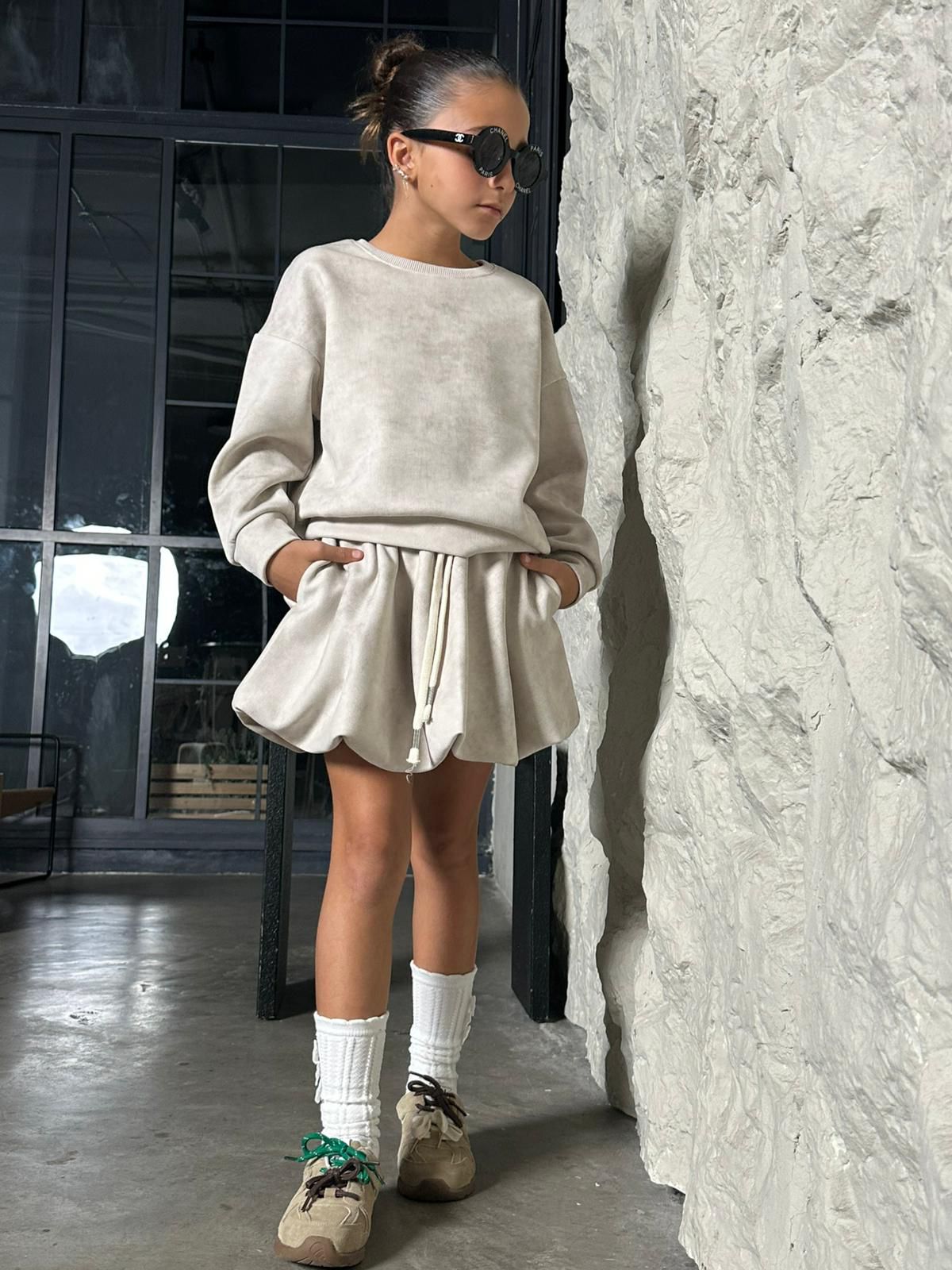 חליפה חצאית גזרה מדויקת בשילוב של פאץ ׳ בגב