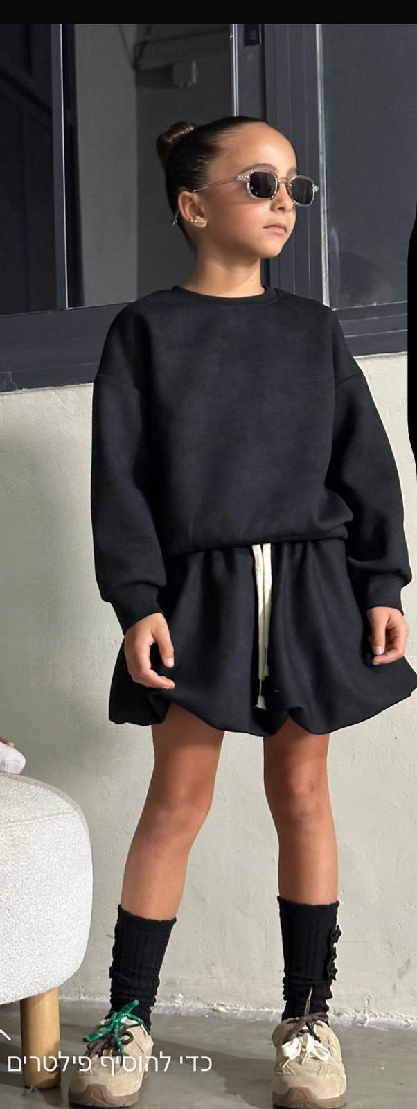 חליפה חצאית גזרה מדויקת בשילוב של פאץ ׳ בגב