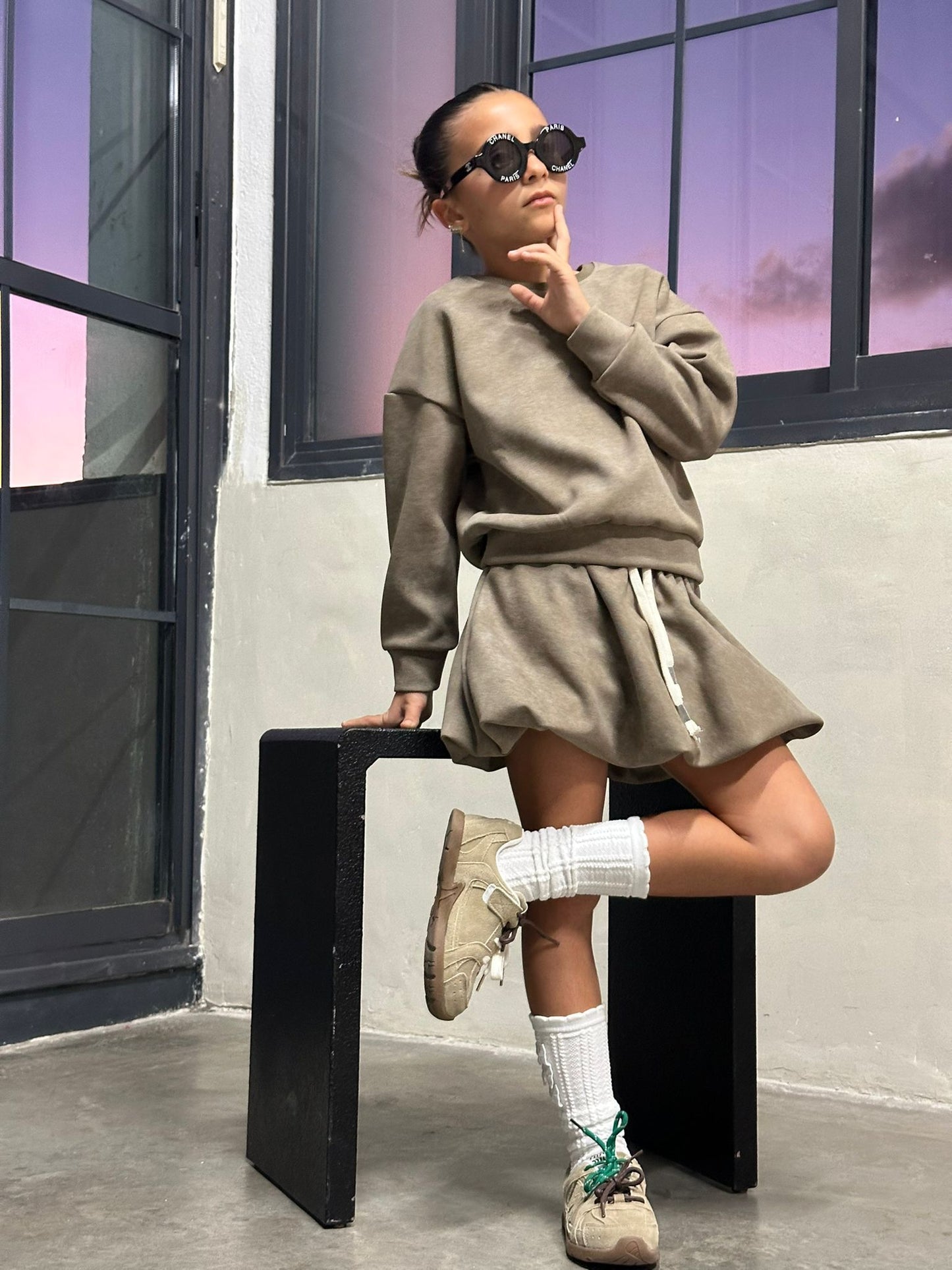 חליפה חצאית גזרה מדויקת בשילוב של פאץ ׳ בגב