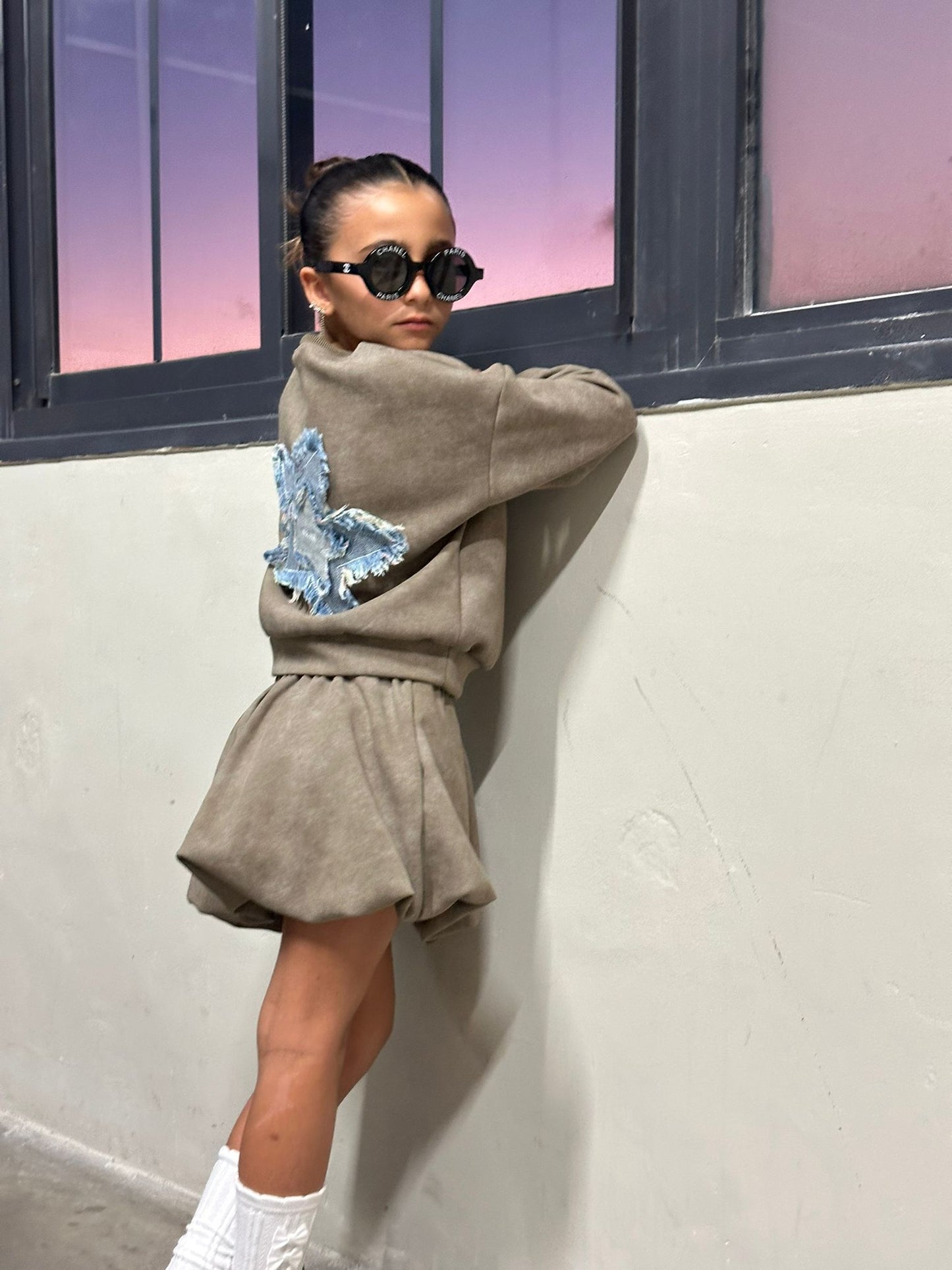 חליפה חצאית גזרה מדויקת בשילוב של פאץ ׳ בגב