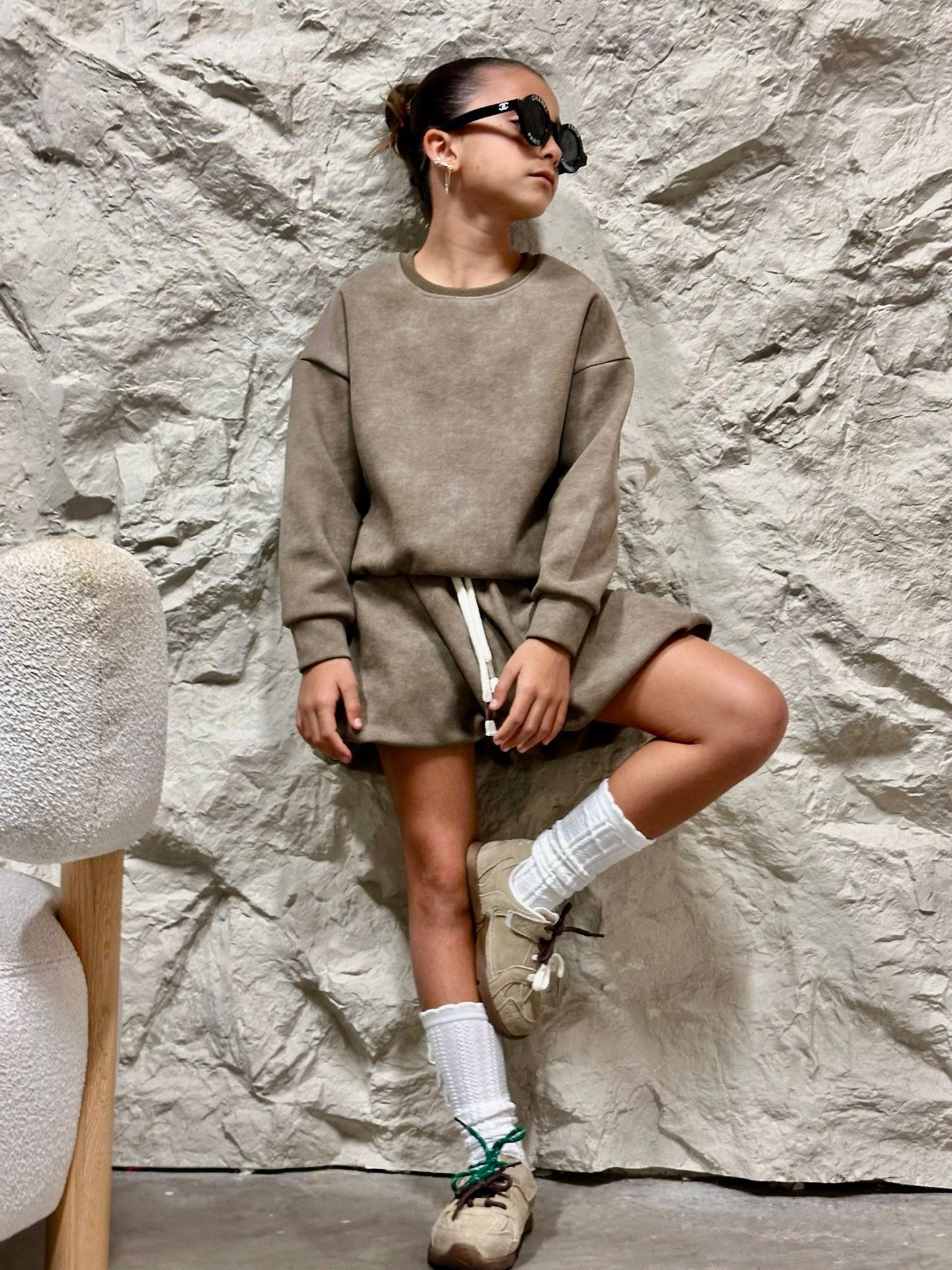 חליפה חצאית גזרה מדויקת בשילוב של פאץ ׳ בגב