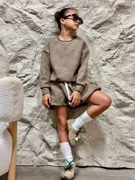 חליפה חצאית גזרה מדויקת בשילוב של פאץ ׳ בגב